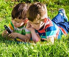 两个男孩在草地上玩耍